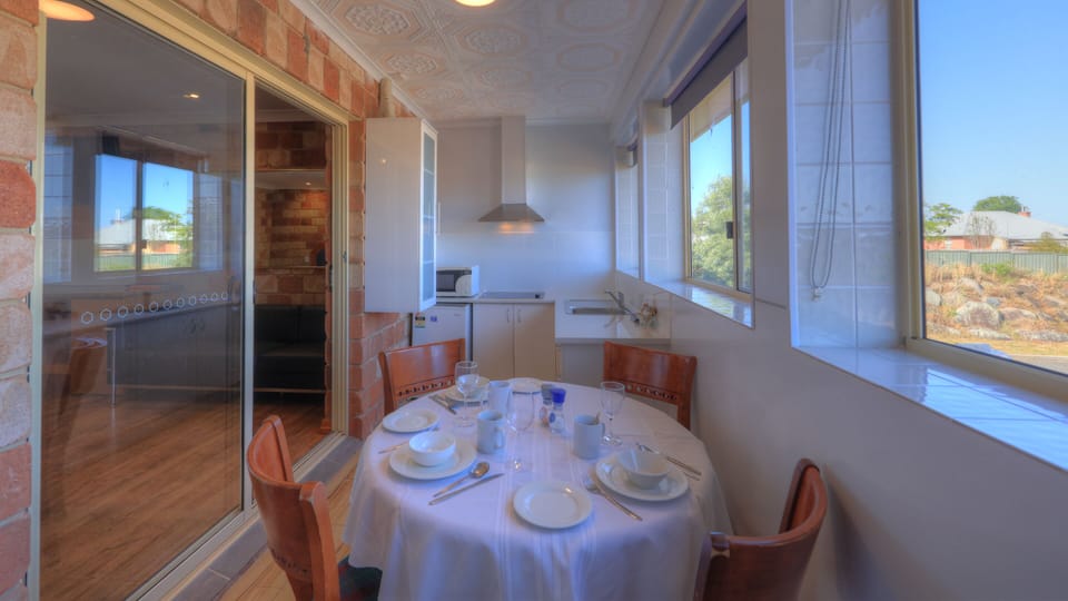 Deluxe Studio | Iron/ironing board, WiFi, bed sheets