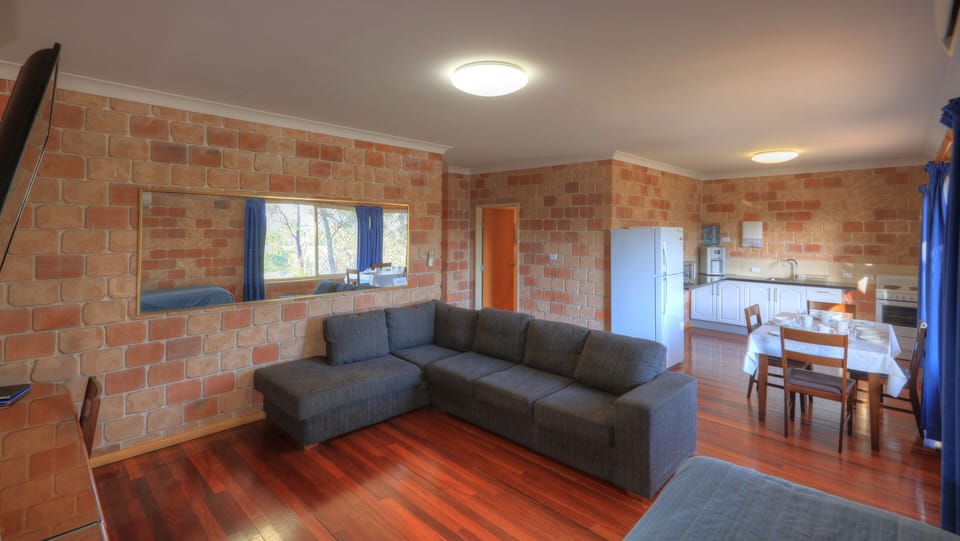 Deluxe Apartment | Iron/ironing board, WiFi, bed sheets