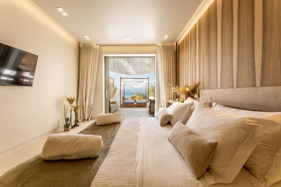 Luxury Studio Suite | Minibar, in-room safe, individually furnished, desk