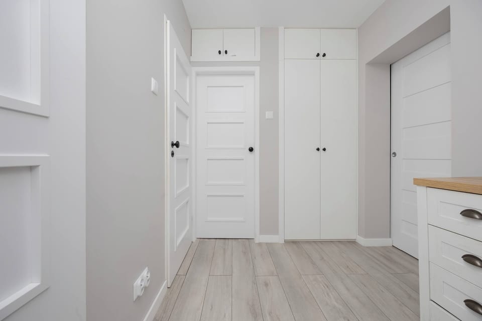 The apartment's corridor is decorated in bright colors.