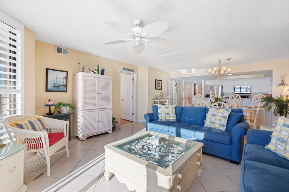 Spacious Oceanfront Living Room!