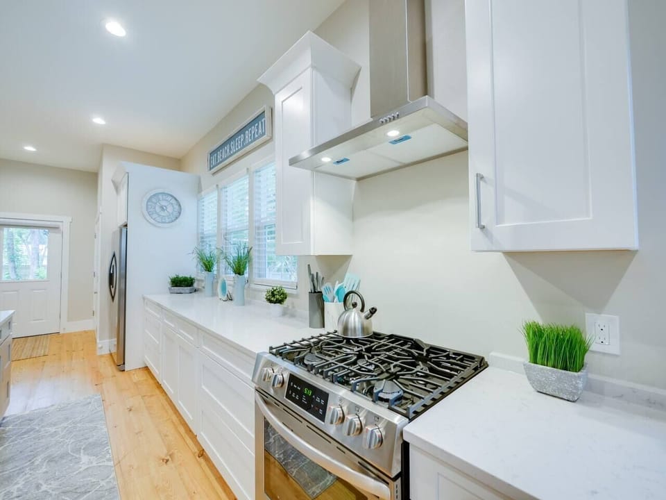 Amazing kitchen to prepare meals or eat on the go.