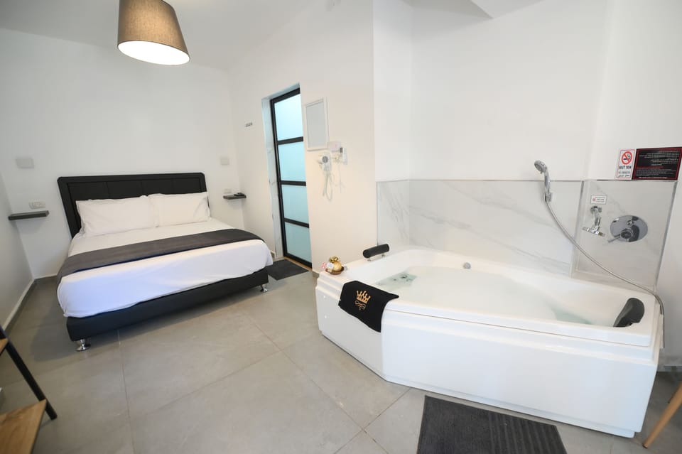 Deluxe Suite, 1 Bedroom, Hot Tub, Garden View | 1 bedroom, premium bedding, down comforters, Tempur-Pedic beds