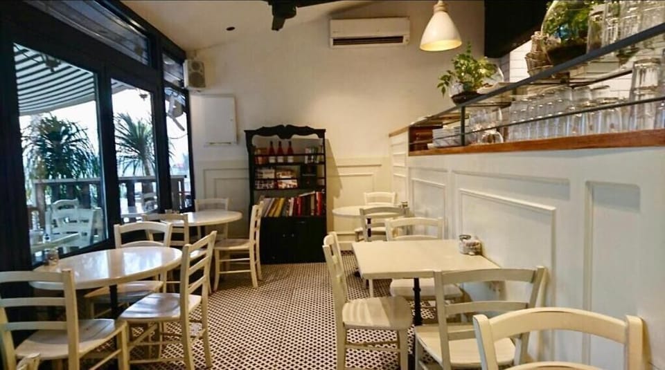 5 restaurants; breakfast, lunch, dinner, and brunch served