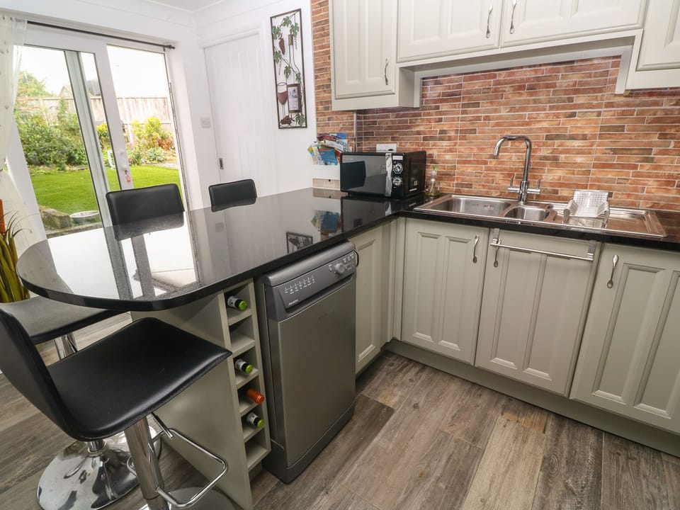 Cottage | Private kitchen | Fridge, microwave, dishwasher, electric kettle