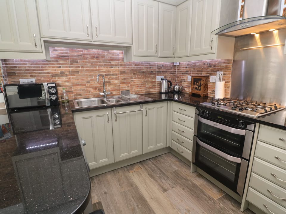 Cottage | Private kitchen | Fridge, microwave, dishwasher, electric kettle