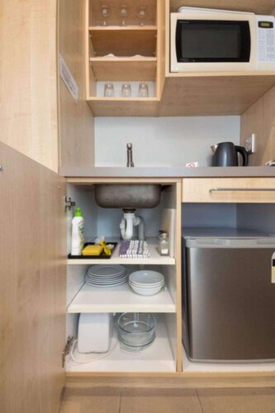 Executive King Studio | Private kitchenette | Coffee/tea maker, fridge, microwave, electric kettle