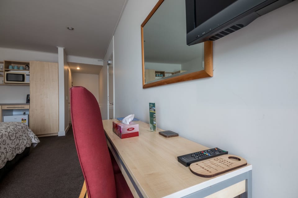 Accessible King studio | In-room safe, desk, iron/ironing board, WiFi (free)