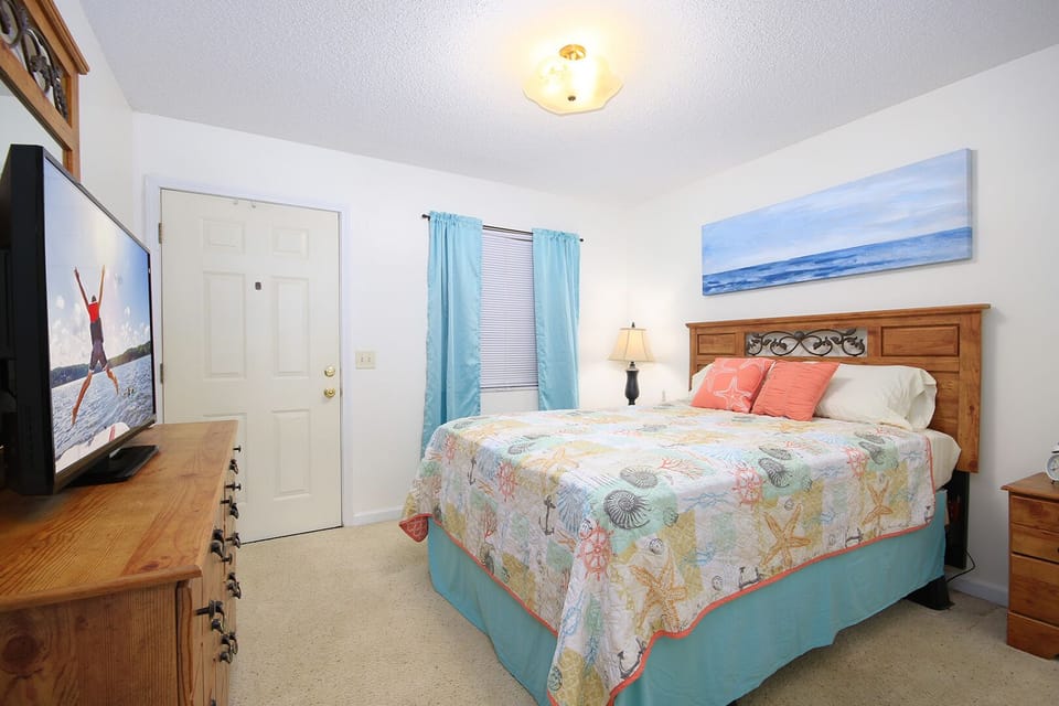 2nd bedroom with queen bed, locking private entrance as well