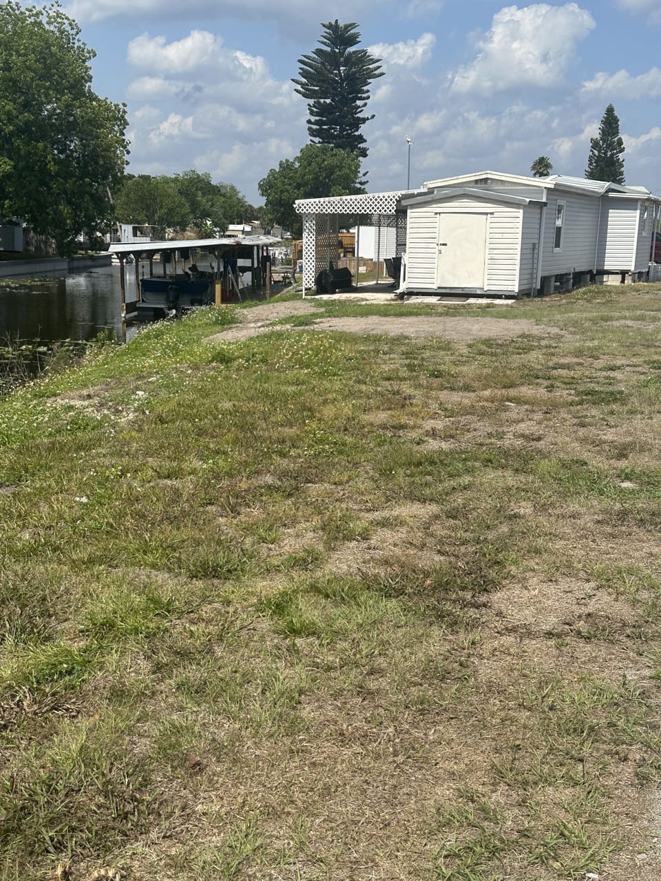 Long property for spacious boat parking