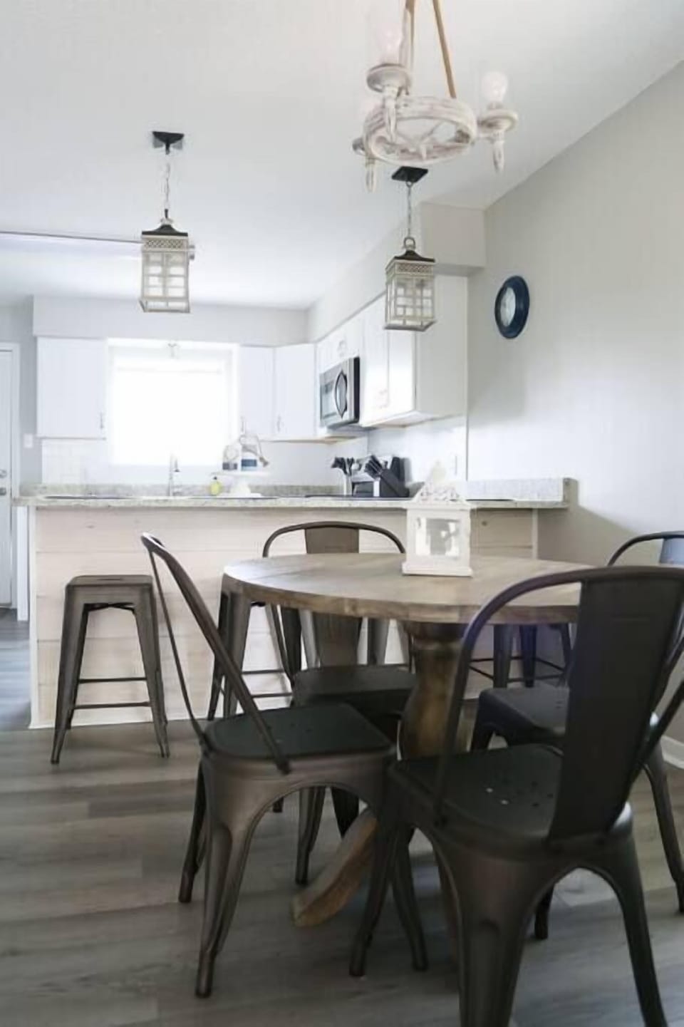 Ample seating for up to 8 guests, including a dining table for four and four bar stools at the counter.