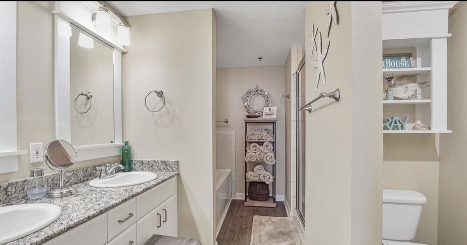 Master en-suite bathroom