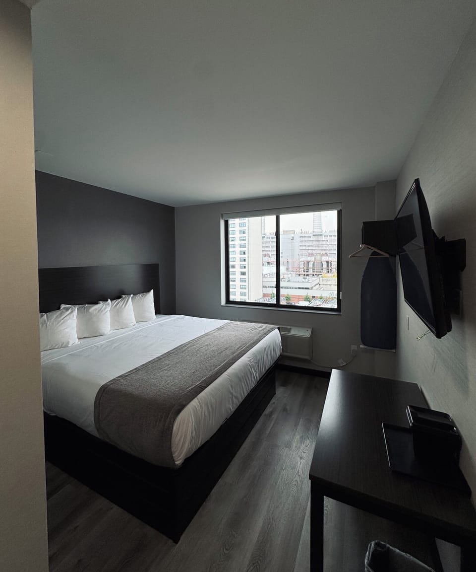 Single Room, 1 Queen Bed, Non Smoking | Down comforters, desk, laptop workspace, free WiFi