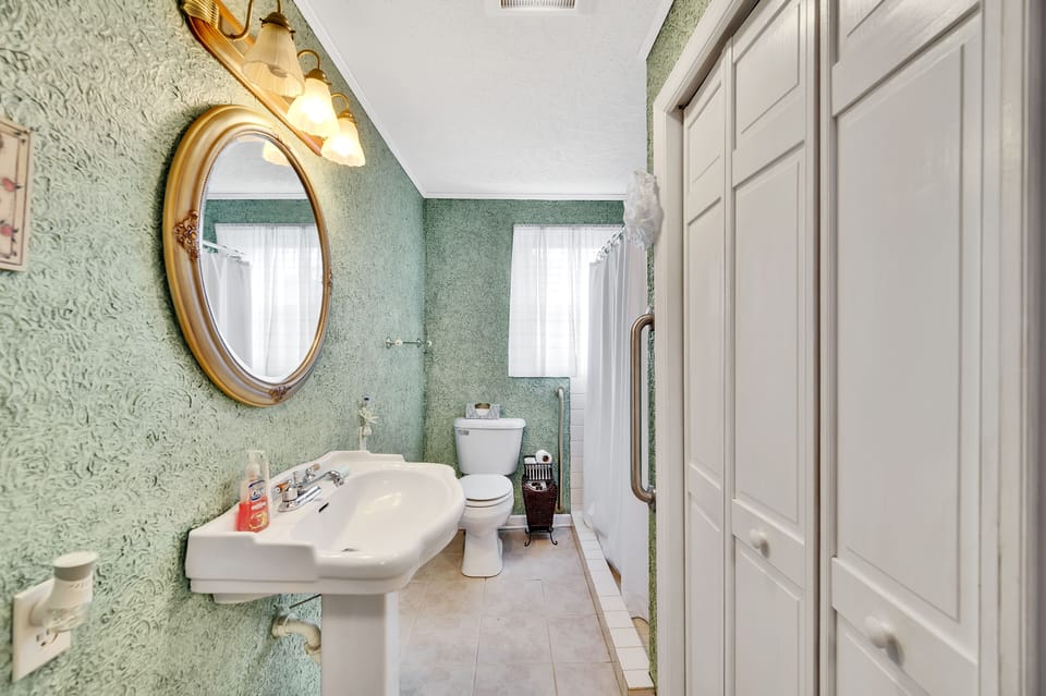 Full Bath w/ Tile Shower