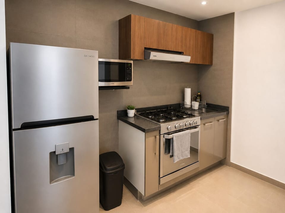 Fully Equipped Kitchen 6 burner Stove, Oven)