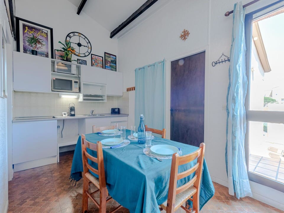 Table, Furniture, Property, Chair, Tableware, Interior Design, Tablecloth, Floor, Window, Kitchen & Dining Room Table