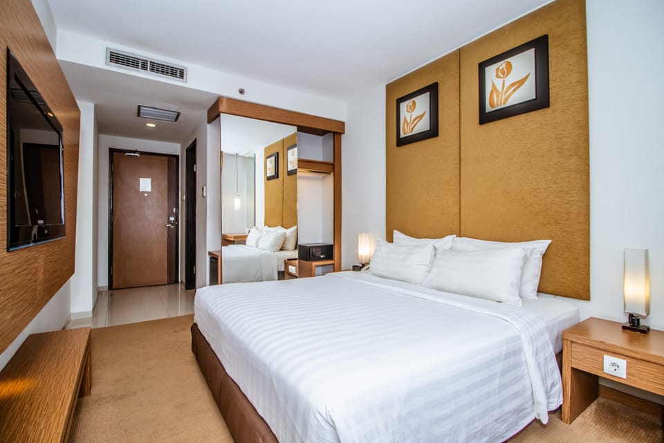 Premium bedding, in-room safe, desk, iron/ironing board
