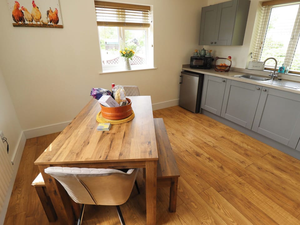 Cottage | Private kitchen | Fridge, microwave, electric kettle, toaster