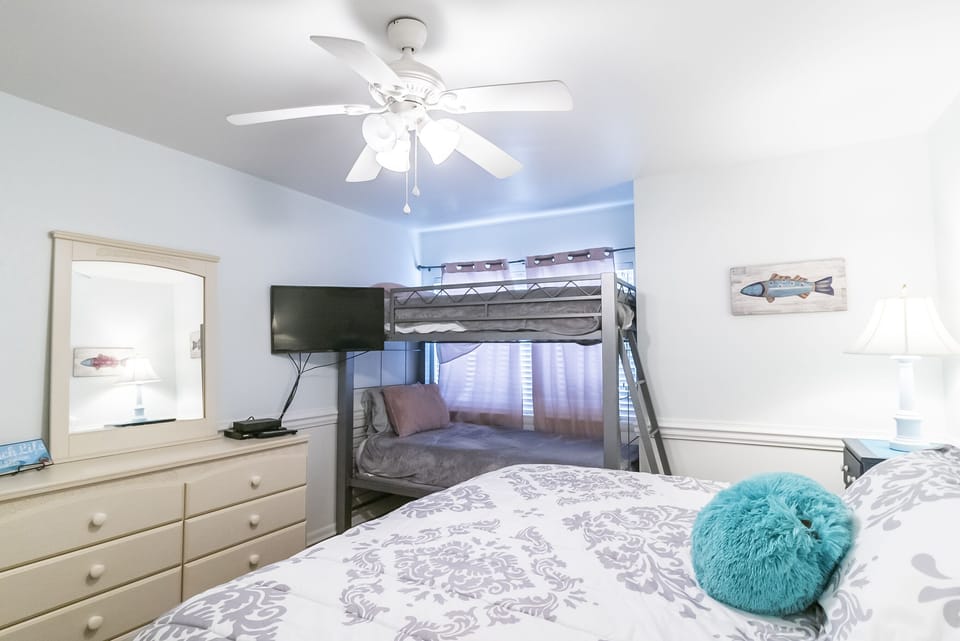 2nd Bedroom w/1 King & 2 Twins