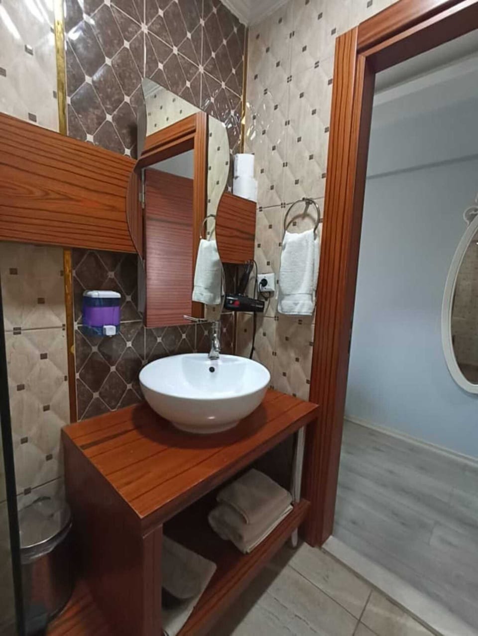 Luxury Triple Room | Bathroom | Shower, rainfall showerhead, free toiletries, hair dryer