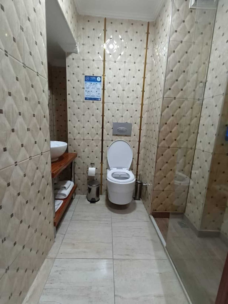Comfort Studio | Bathroom | Shower, rainfall showerhead, free toiletries, hair dryer
