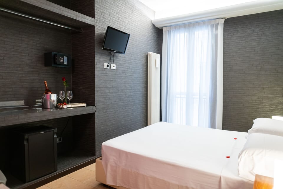 Comfort Room | Egyptian cotton sheets, premium bedding, minibar, in-room safe