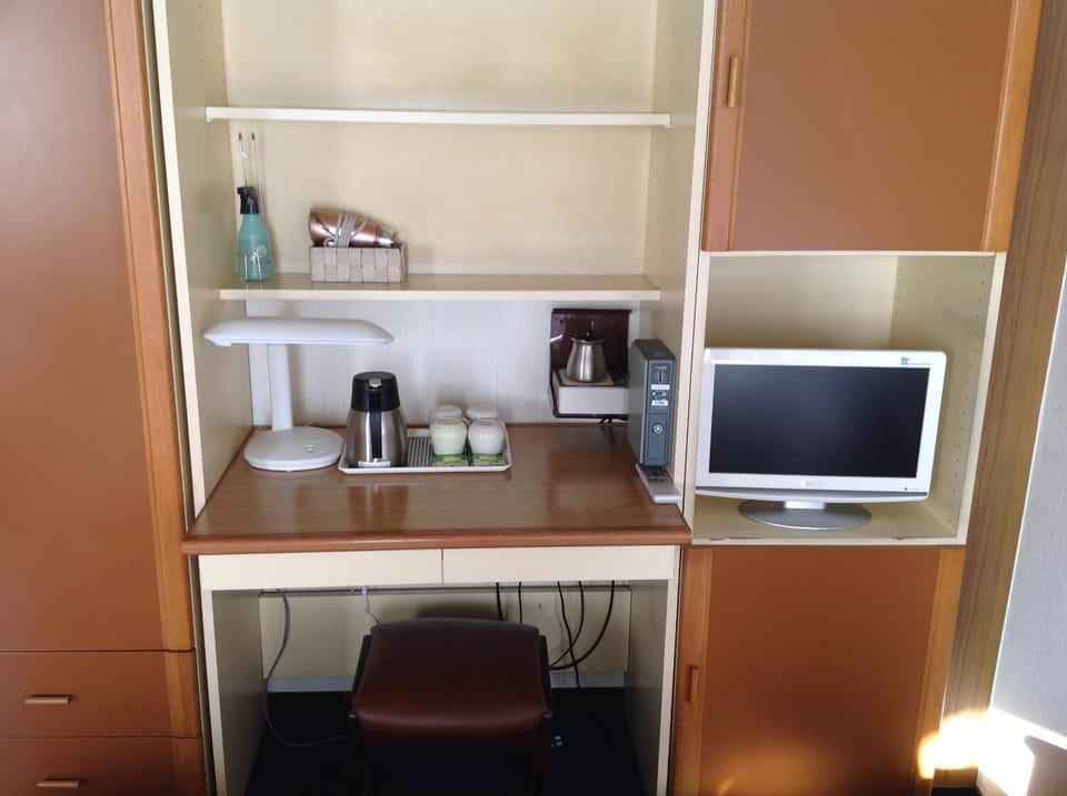 Coffee/tea maker, fridge, electric kettle