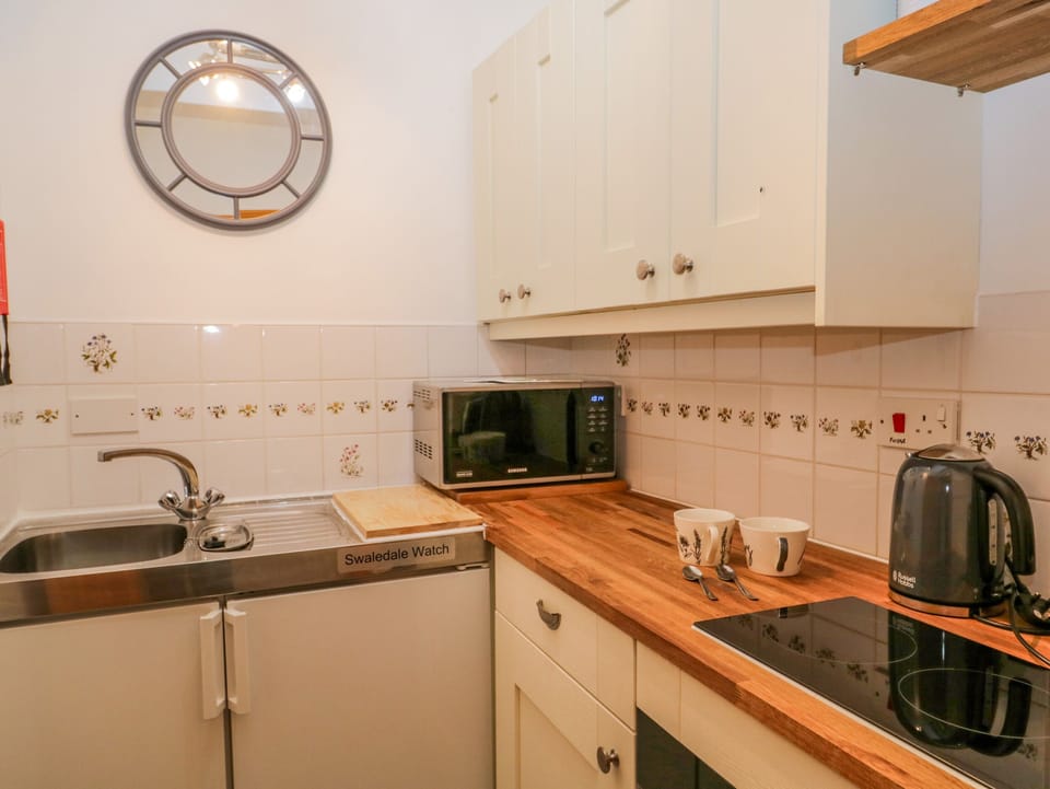 Cottage | Private kitchen | Fridge, electric kettle, toaster, cookware/dishes/utensils