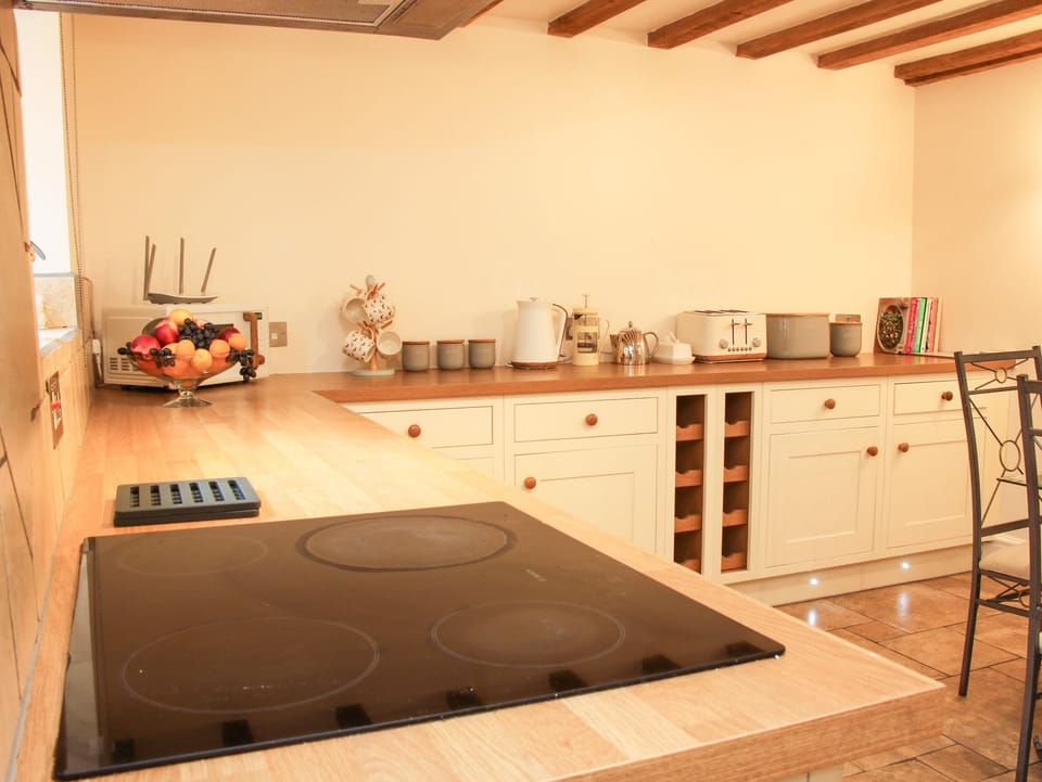 Cottage | Private kitchen | Fridge, microwave, dishwasher, electric kettle
