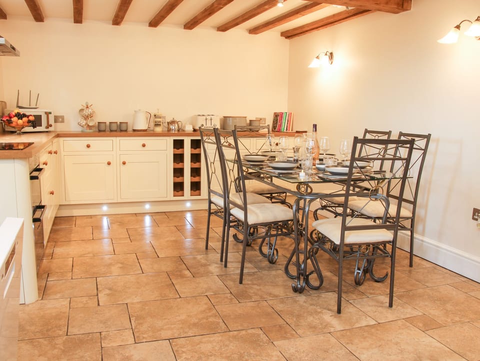 Cottage | Private kitchen | Fridge, microwave, dishwasher, electric kettle