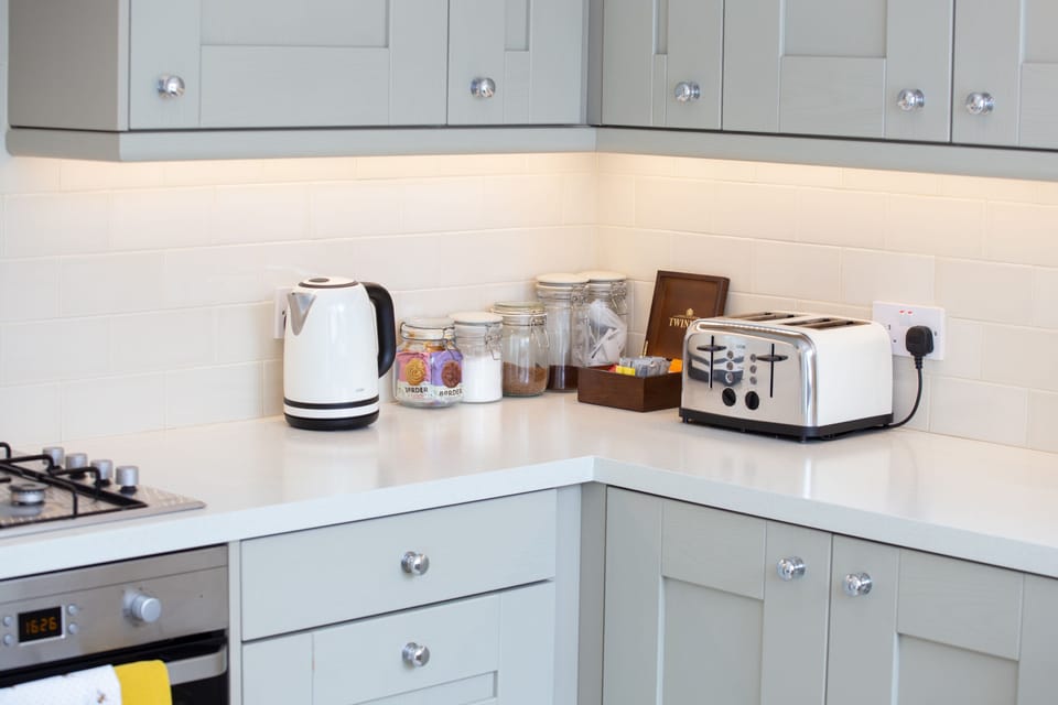 Luxury Cottage, Private Bathroom, Canal View | Shared kitchen