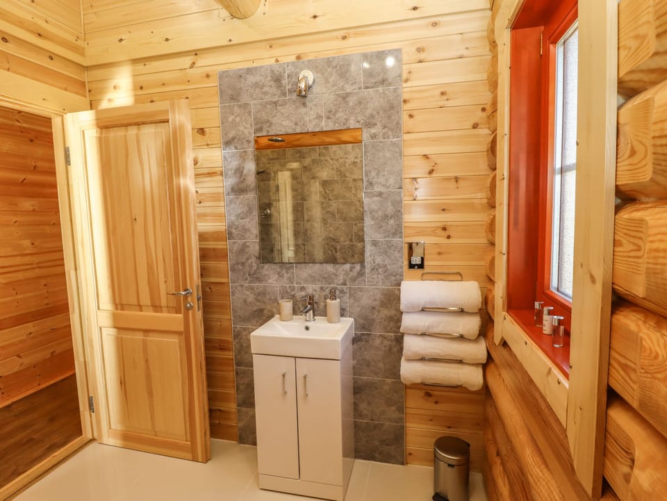 Holly Lodge Cottage in South Kesteven District