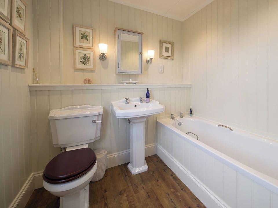 Bathroom | Uig Bay Cottage, Crowlista