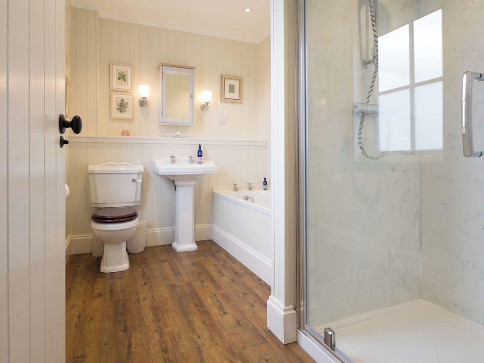 Bathroom | Uig Bay Cottage, Crowlista
