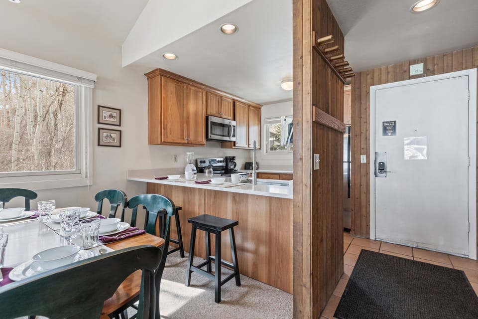 Premier Snow Flower Condominium 130's breakfast bar with seating for 2 guests.