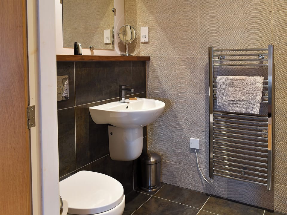 En-suite | Strathspey - Paddockhall Cottages, Linlithgow, near Edinburgh 