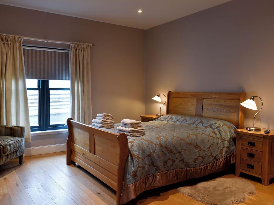 Relaxing bedroom with kingsize bed and en-suite | Strathspey - Paddockhall Cottages, Linlithgow, near Edinburgh 