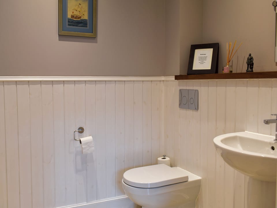Seperate toilet | Strathspey - Paddockhall Cottages, Linlithgow, near Edinburgh 