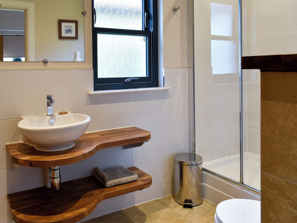 En-suite | Strathspey - Paddockhall Cottages, Linlithgow, near Edinburgh 