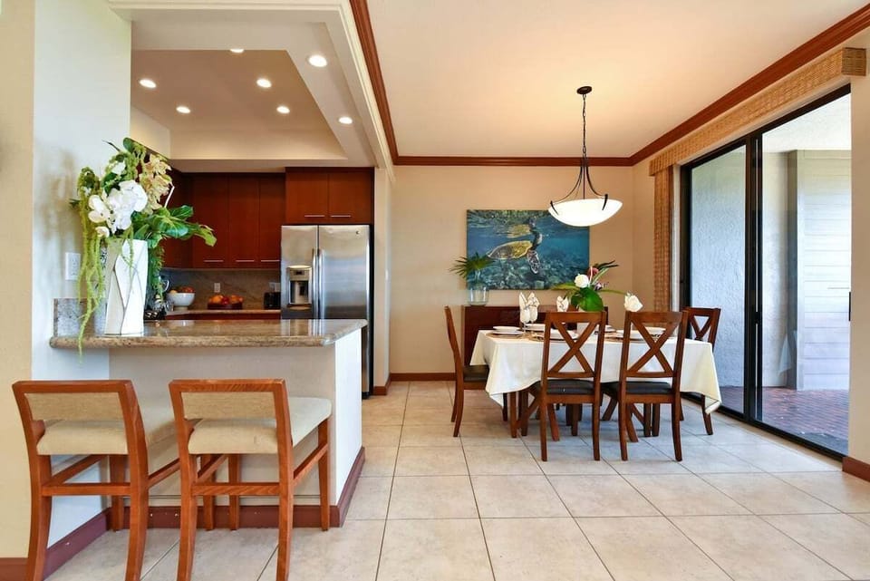 Breakfast bar and dining nook with open flow to the kitchen.