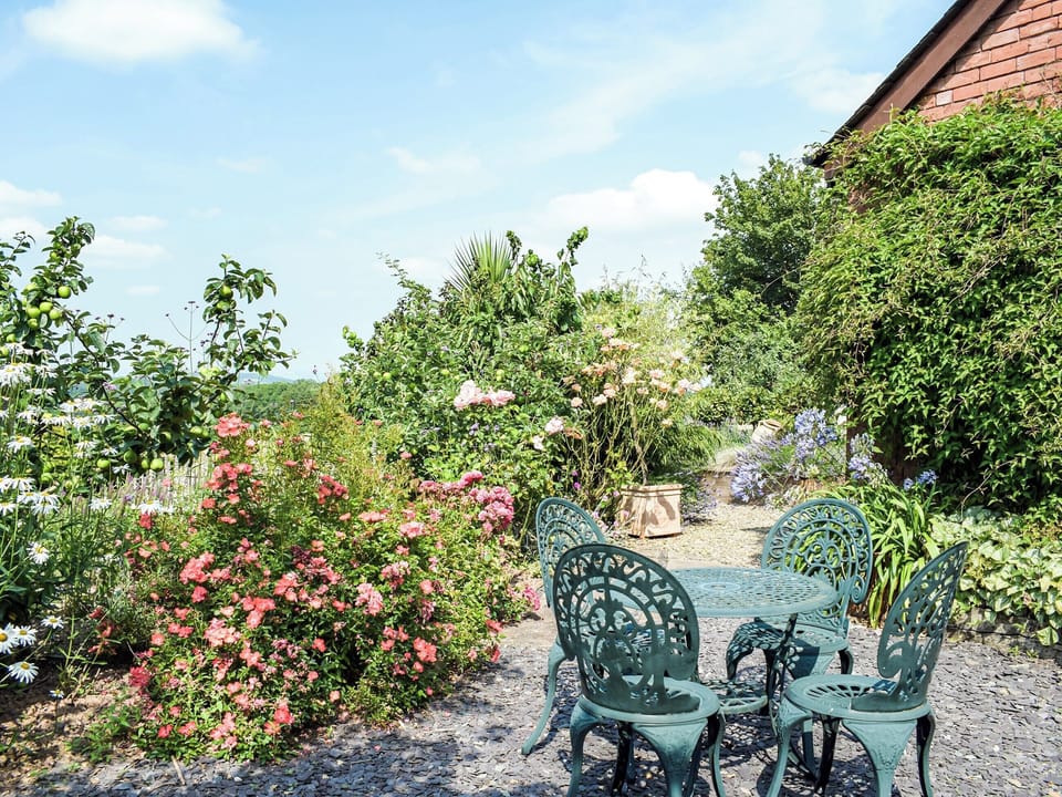 Sitting-out-area | Hop Kiln Barn, Mansell Gamage