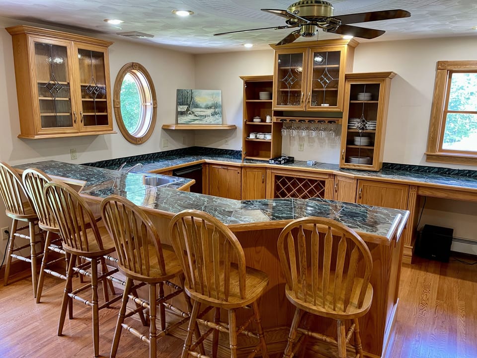 Bar Area: Great for serving drinks and entertaining guests.