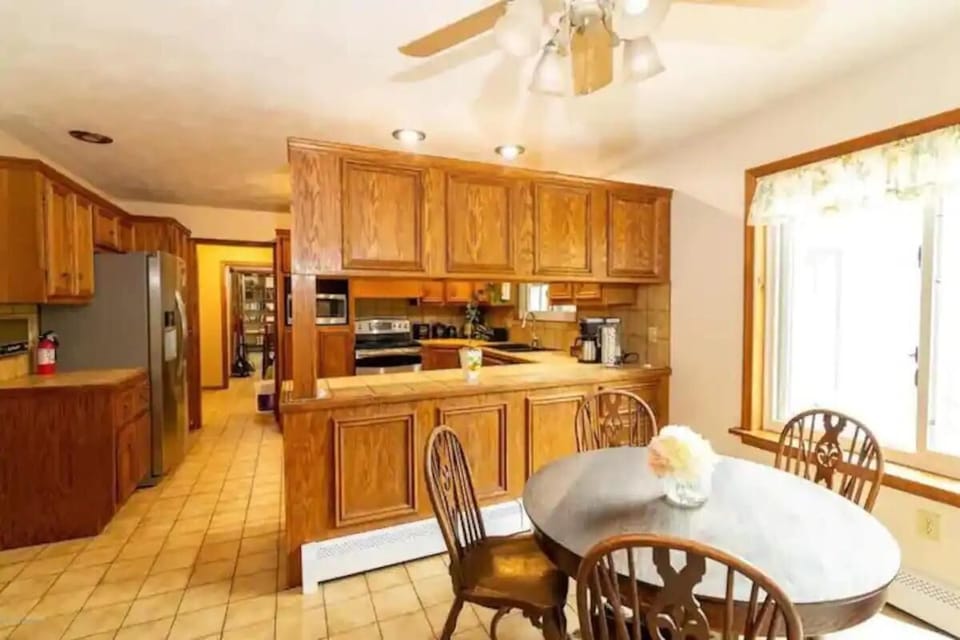 Kitchen: Fully stocked with all basic cooking supplies and eating utensils. 