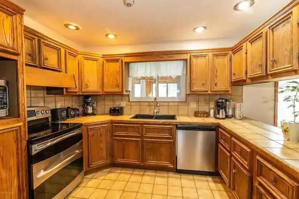 Kitchen: Fully stocked with all basic cooking supplies and eating utensils. 