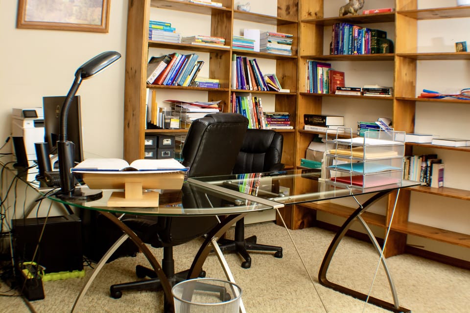 Office / Study Room: A quiet place to read or get some work done while on vacation. 