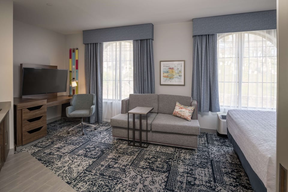 Studio, 1 King Bed with Sofa bed (Wet Bar & Work Area) | In-room safe, desk, blackout drapes, iron/ironing board