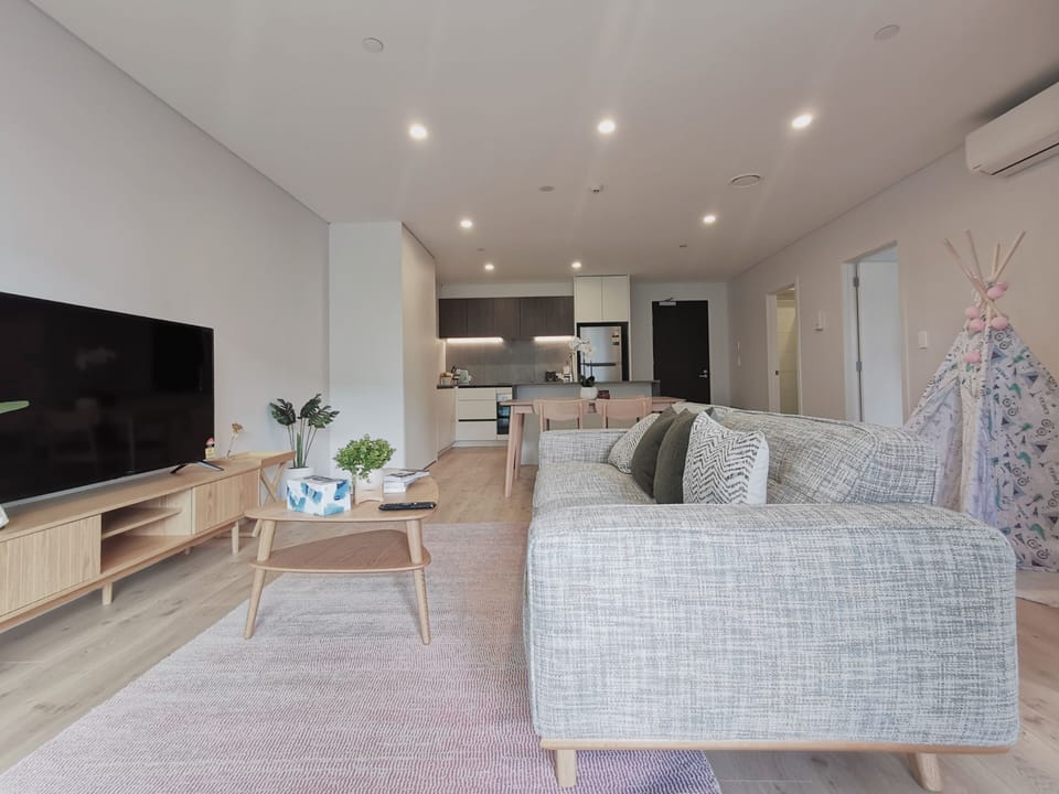 Deluxe Apartment | Living area | Flat-screen TV, Netflix, streaming services