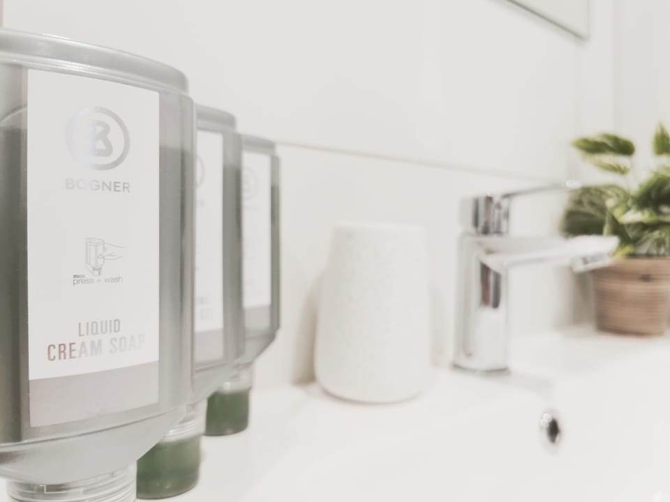 Deluxe Apartment | Bathroom amenities | Shower, free toiletries, slippers, towels