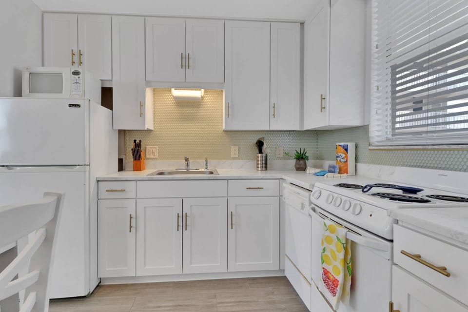 The kitchen comes with cookware, dinnerware, glasses, cutlery and many cooking tools and small appliances.