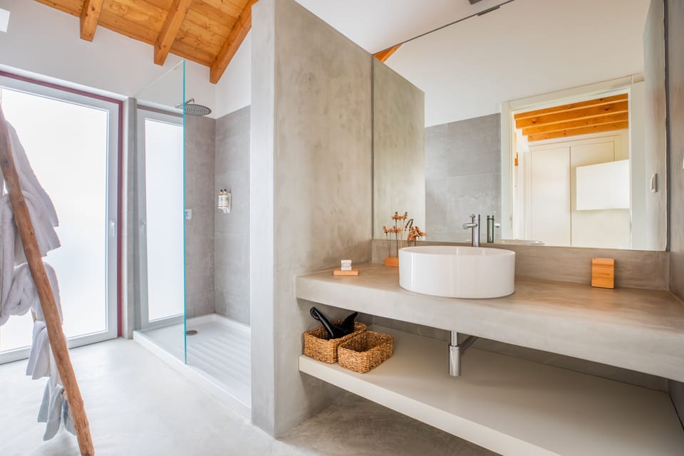 Gallery Studio | Bathroom | Shower, rainfall showerhead, free toiletries, hair dryer